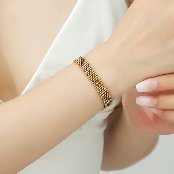 Elegant Gold Chain Bracelet - Picture 1 of 6